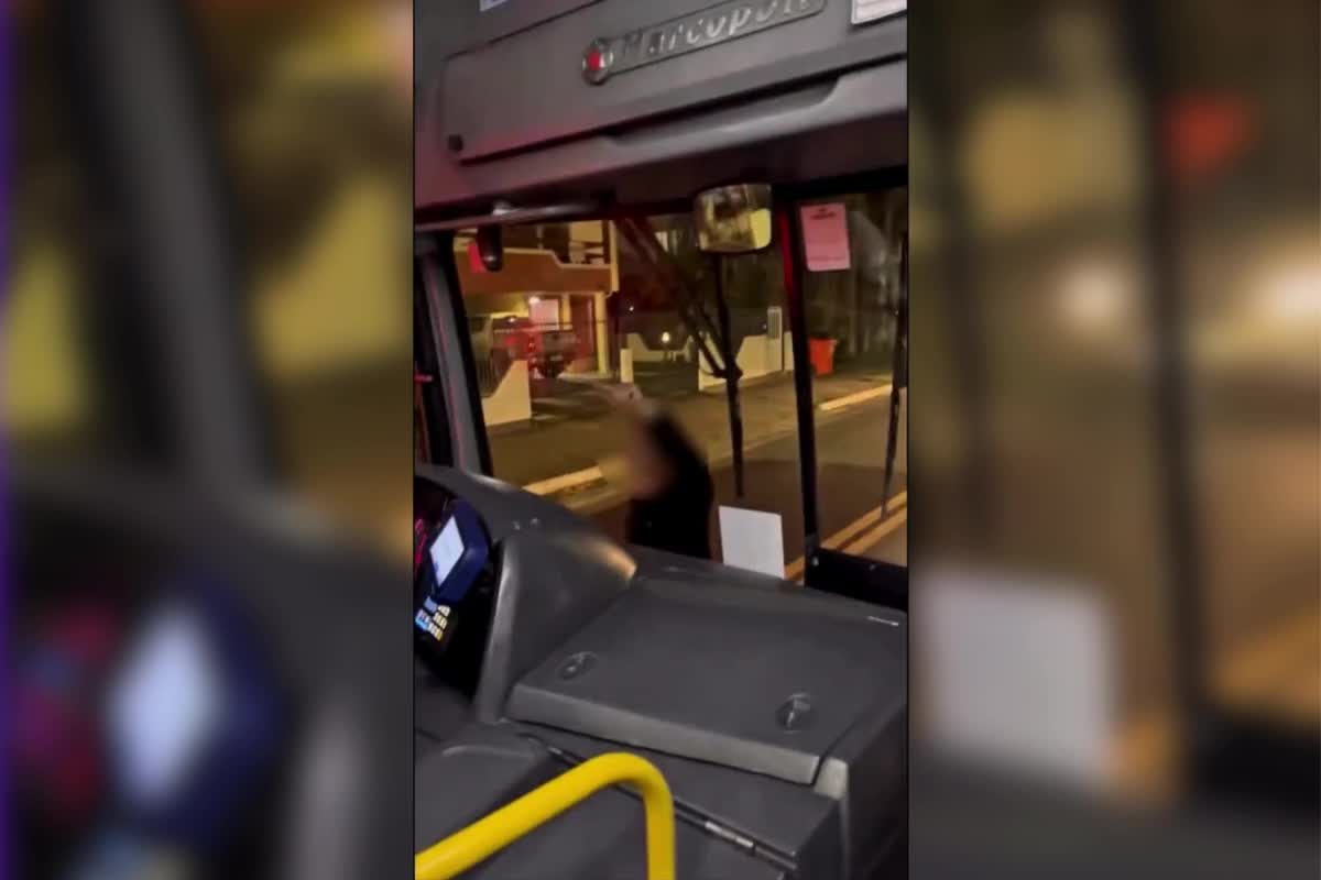 homem causa confusão em ônibus em florianópolis
