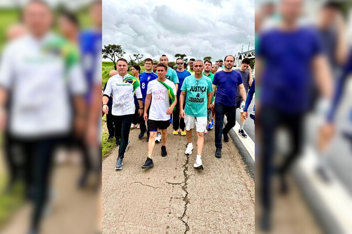 Carlos Bolsonaro se junta à caminhada de 240 km liderada por Nikolas Ferreira
