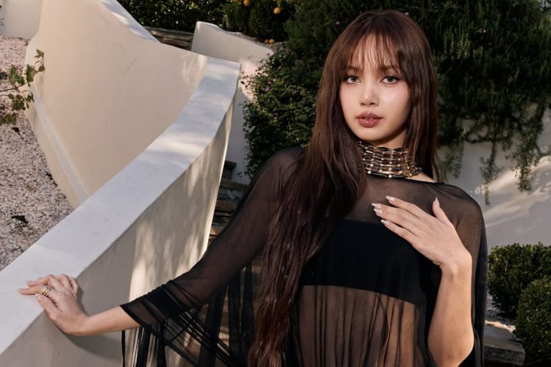 A nova franja não “fecha” o rosto, ela emoldura com sutileza - @lalalalisa_m/Instagram