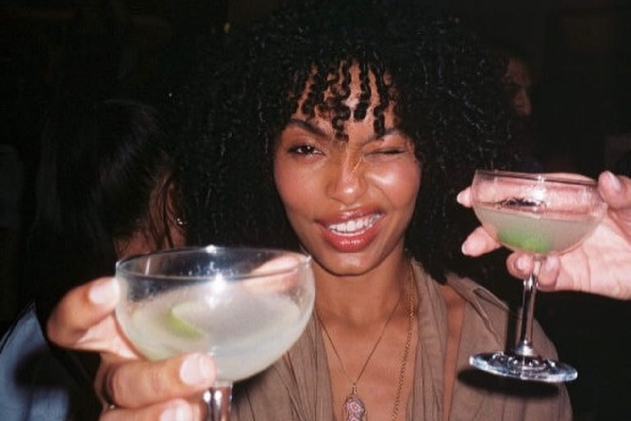 A franja discreta funciona bem com todos os tipos de cabelo Foto: @yarashahidi/Instagram