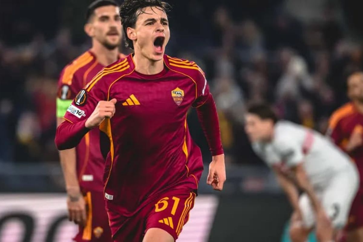 Niccolò Pisill comemorando um dos dois gols da Roma na vitória, por 2 a 0, sobre o Stuttgart, pela Liga Europa 