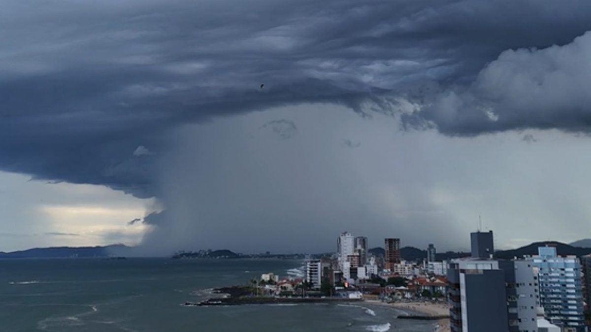 Dois ciclones e duas frentes frias mudam o tempo e trazem frio intenso e temporais a SC