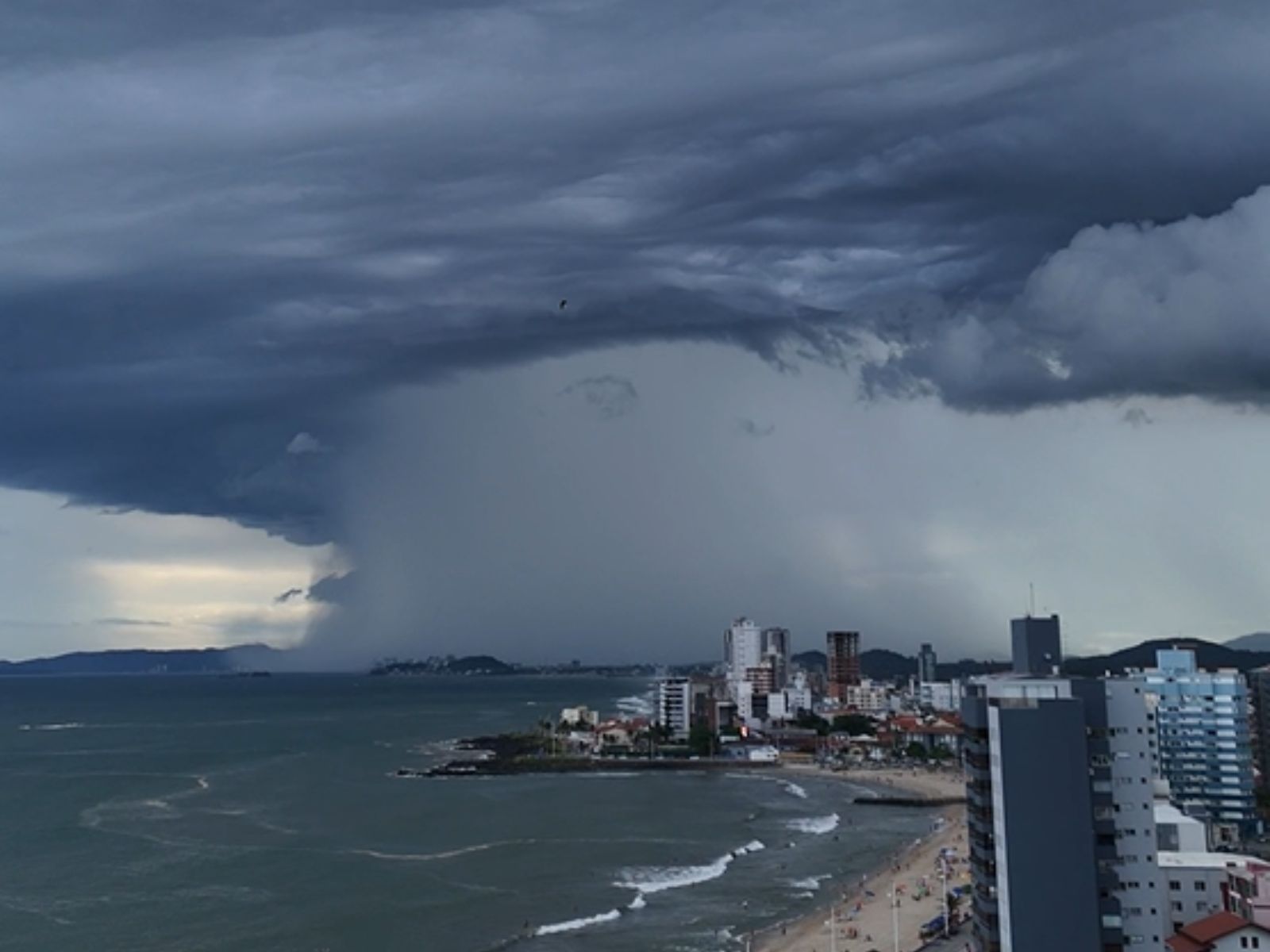 contioutra.com - V&iacute;deo mostra momento em que nuvem prateleira engole praia em SC como uma cortina gigante