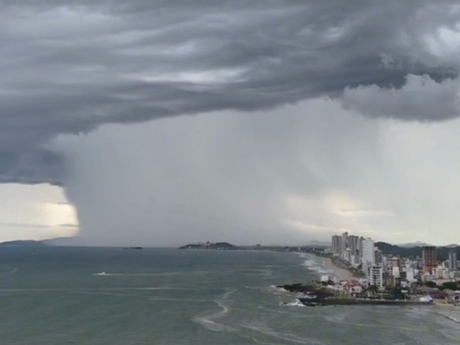 contioutra.com - V&iacute;deo mostra momento em que nuvem prateleira engole praia em SC como uma cortina gigante