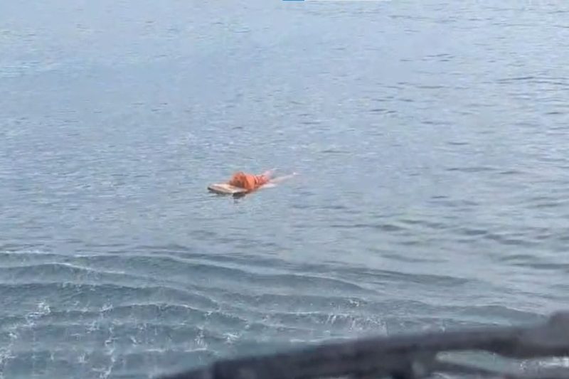 Pai e filho estavam a bordo do barco Santa Luzia 3, que virou em alto-mar no fim da tarde de segunda-feira (12) - Divulgação/PMSC/ND Mais