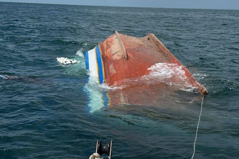 Pai e filho estavam a bordo do barco Santa Luzia 3, que virou em alto-mar no fim da tarde de segunda-feira (12) - Divulgação/CBMSC/ND MAis