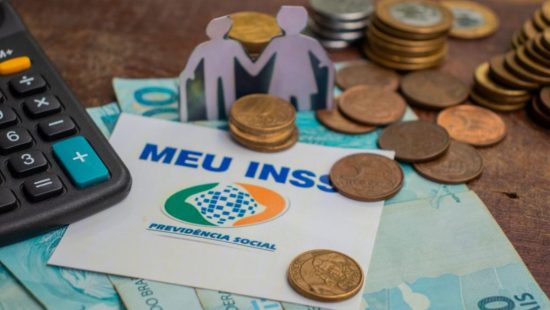 INSS vai depositar pagamento extra para aposentados em fevereiro: veja quem está na lista