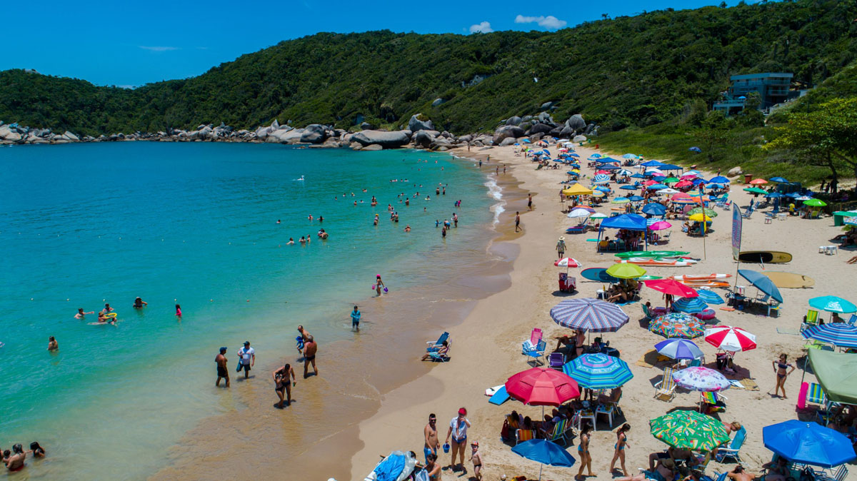 A Praia da Tainha foi certificada com o selo internacional Bandeira Azul na temporada 2025/2026Foto: Prefeitura de Bombinhas/Divulgação