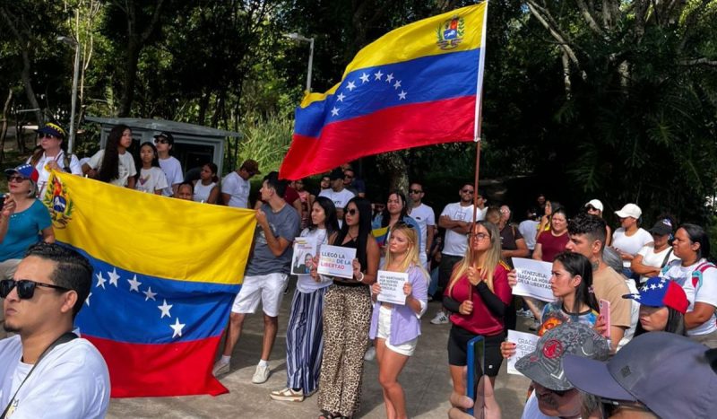 Grupo se reuniu em frente à Ponte Hercílio Luz, em Florianópolis - Jeiseriel Cunha/ND Mais