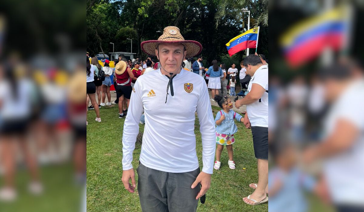 Ronny Navarro é ex-preso político do regime Nicolás Maduro e participou da manifestação de venezuelanos em Florianópolis neste domingo (4)Foto: Jeiseriel Cunha/ND Mais