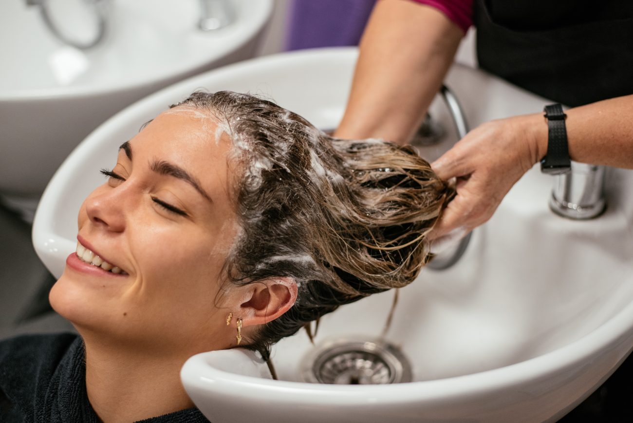Mulher lavando o cabelo no salão 