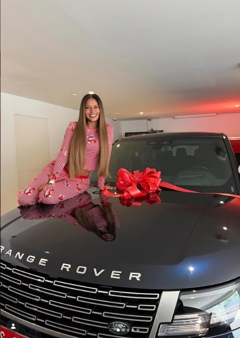 Esposa de Raphinha ganhou carro de luxo - Reprodução/ND Mais