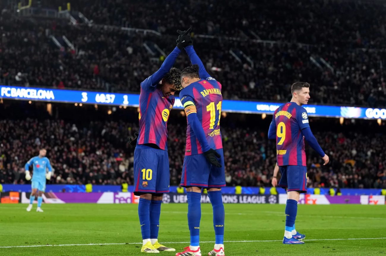 Raphinha e Yamal comemorando um dos gols da goleada do Barcelona sobre o Copenhague, que garantiu a classificação do time catalão na Champions League