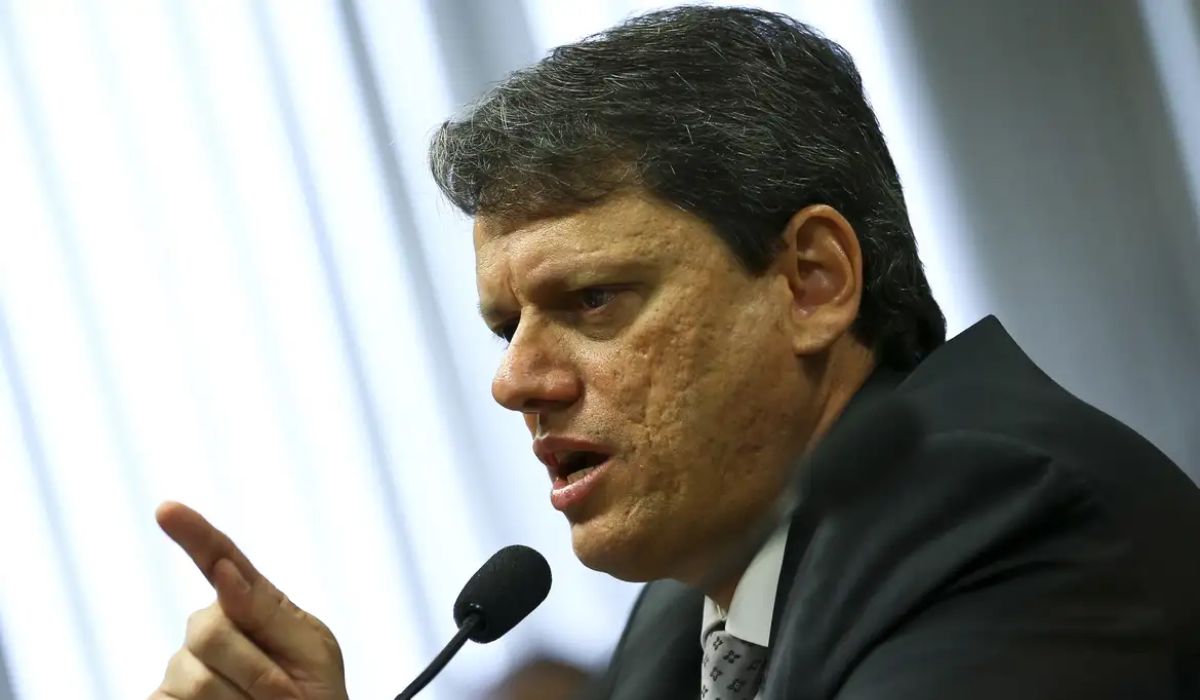 Tarcísio quebra o silêncio sobre áudio de Flávio Bolsonaro com Vorcaro