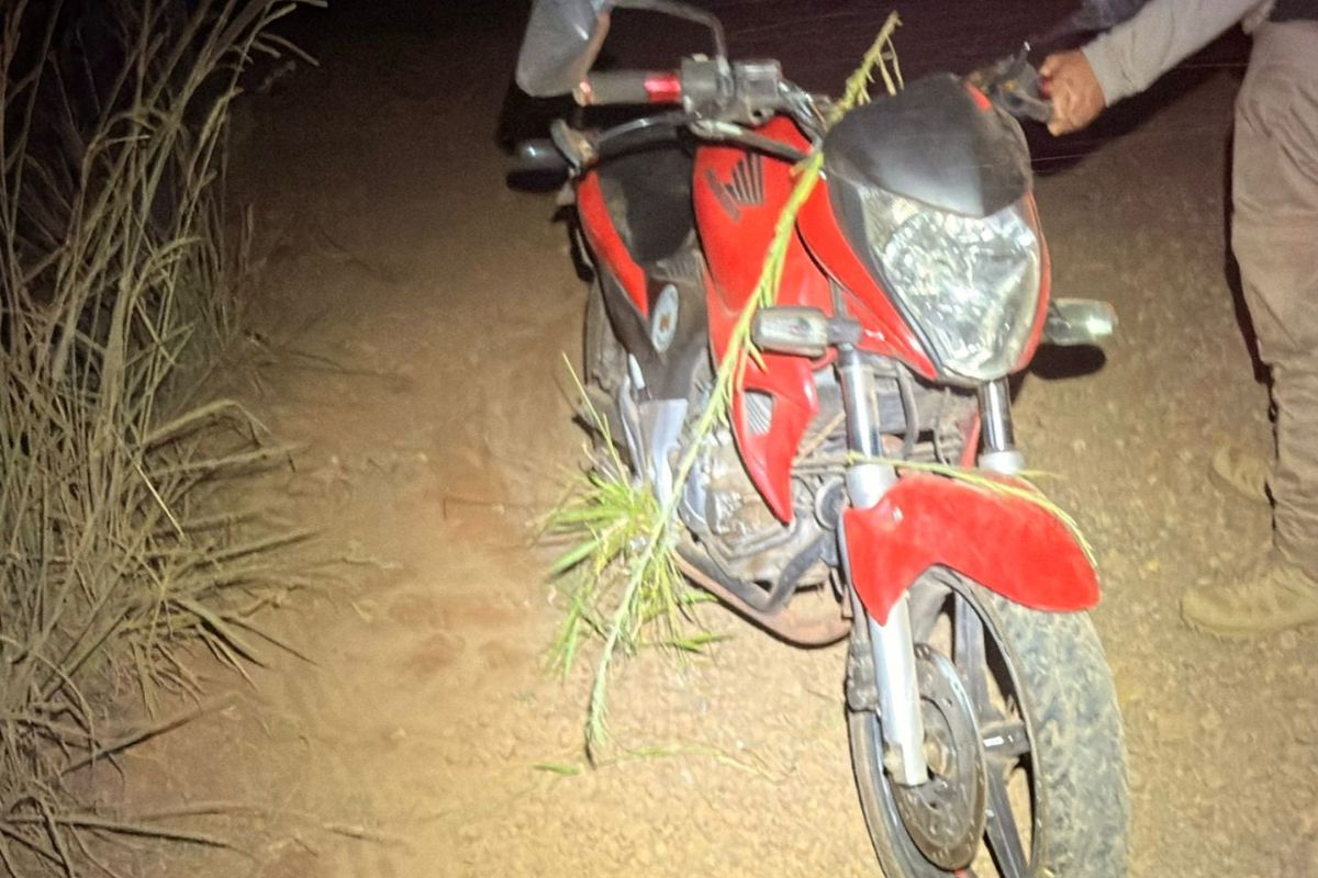 Os policiais localizaram uma motocicleta compatível com as informações, ocupada por duas pessoas