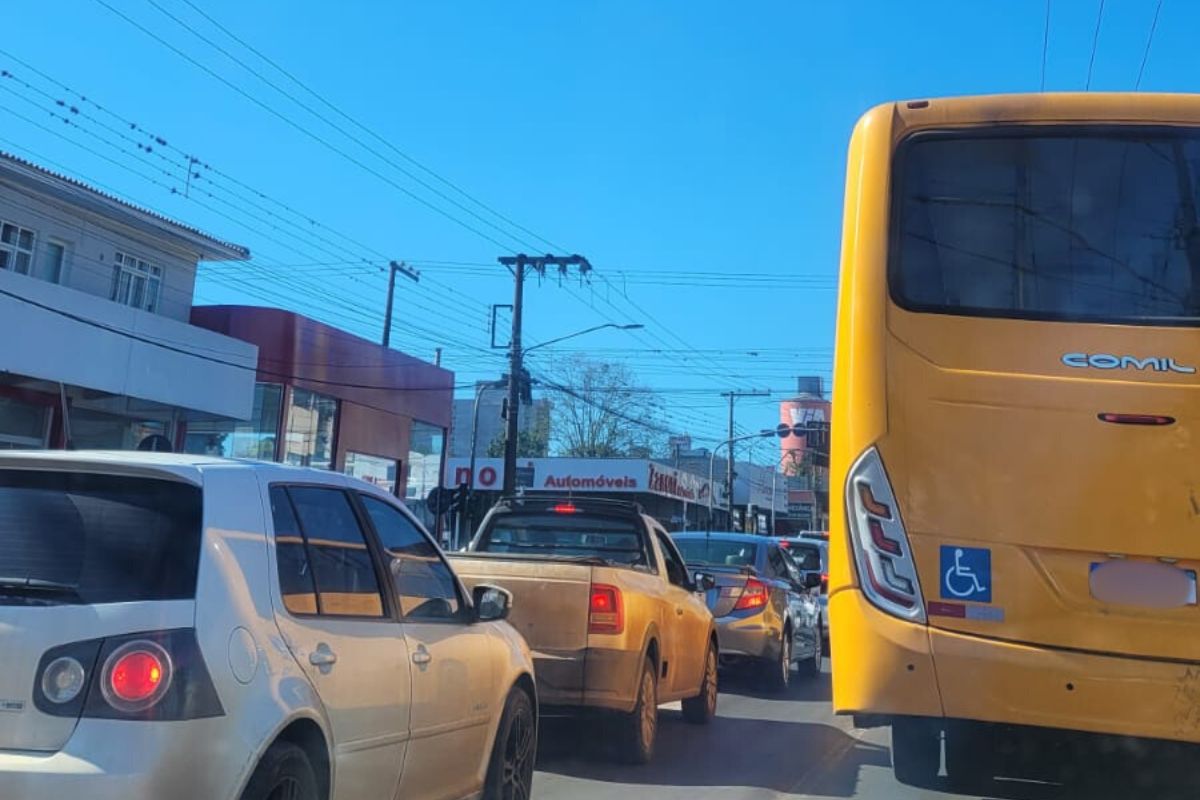 Duas filas de carro aguardando o trânsito de Chapecó fluir