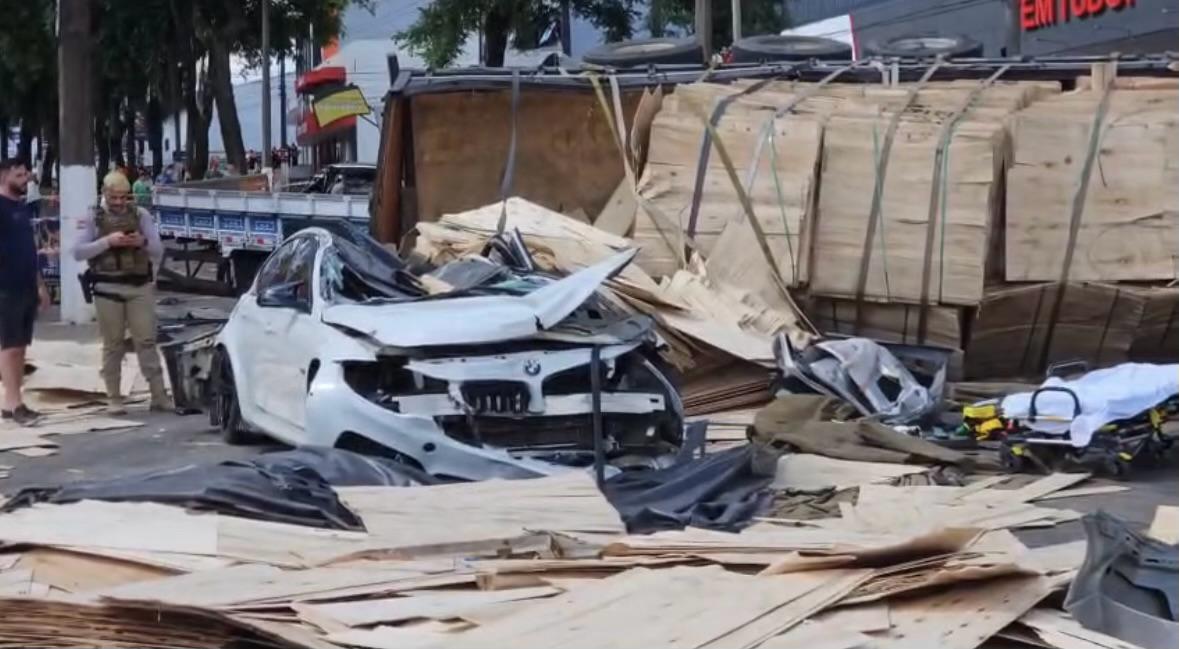 Imagem mostra momento em que carreta atinge 14 veículos em grave acidente em SC.