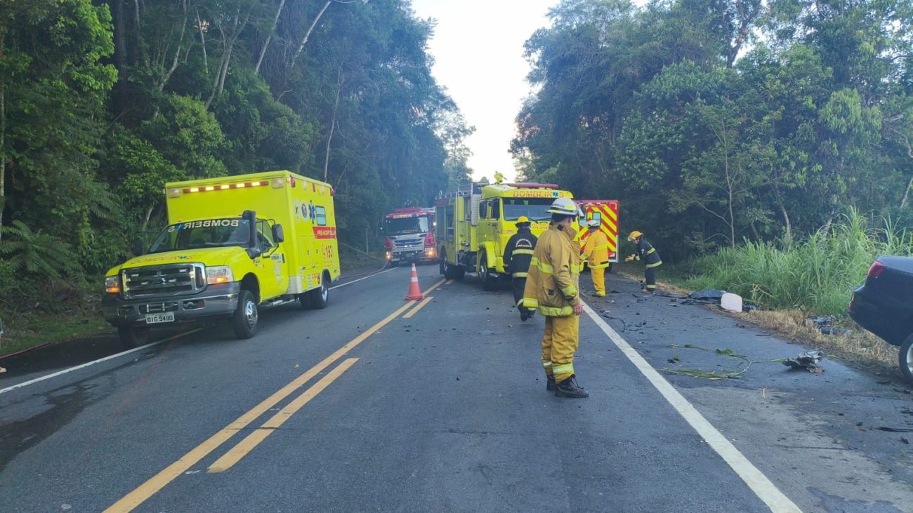 Três pessoas morrem em grave colisão na BR-470 e rodovia fica bloqueada em SC 1 VÍDEO: Três pessoas morrem em acidente gravíssimo na BR-470 e rodovia é interditada em SC