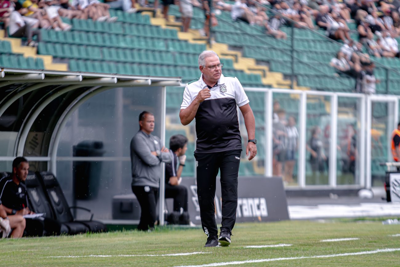 Waguinho Dias, treinador do Figueirense, no jogo Figueirense 1×0 Marcílio DiasFoto: Patrick Floriani/FFC/ND