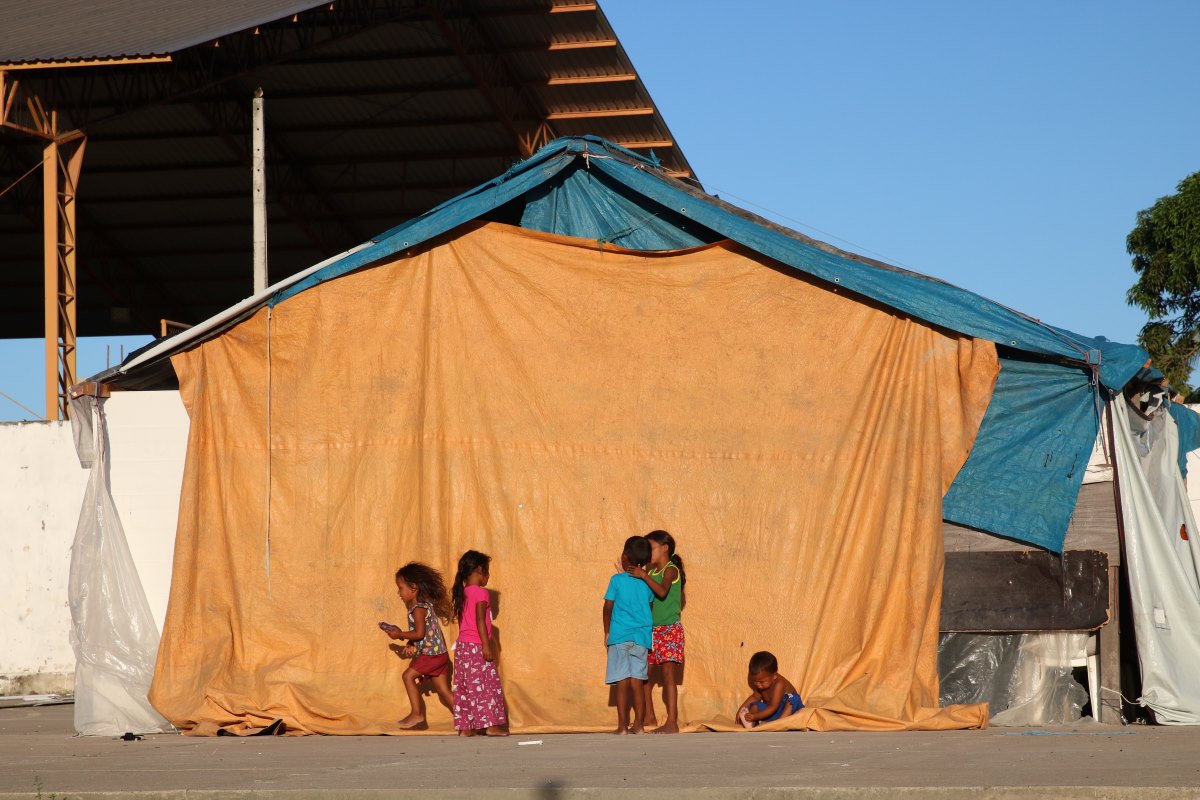 Crianças da etnia Warao brincam no abrigo desativado pela Operação Acolhida, mas que continua ocupado pelos indígenas venezuelanos. Ilustra matéria sobre a relação entre brasil e venezuela.
