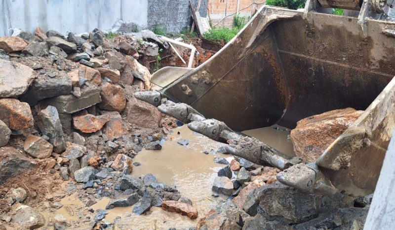 Córrego estava obstruído e causava alagamentos na Rua Célio Veiga - Divulgação/Secom Prefeitura de São José