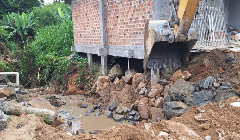 Construção irregular ocupava ambas as margens do córrego que desagua no Rio Três Henriques - Divulgação/Secom Prefeitura de São José