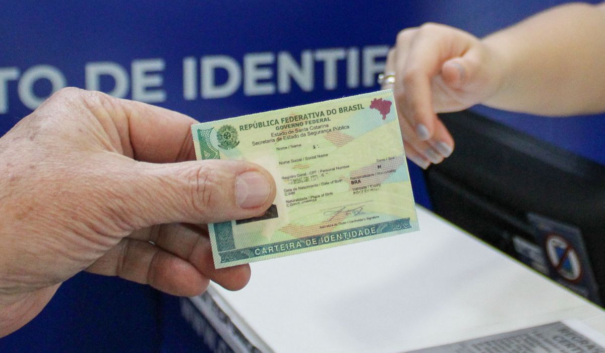 pessoa pegando o novo rg