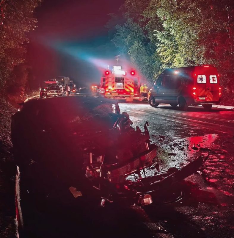 O Corpo de Bombeiros Militares de Santa Catarina foi acionado para atender a ocorrência, que envolveu dois carros - Divulgação/CBMSC/ND Mais