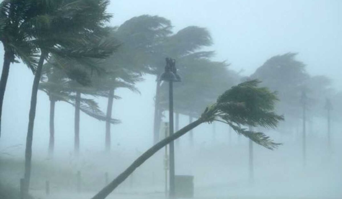 O Inmet colocou, na previsão do tempo, Santa Catarina entre os estados brasileiros sob alerta laranja devido ao risco de tempestades e chuvas intensas; ventos podem ultrapassar os 100 km/h