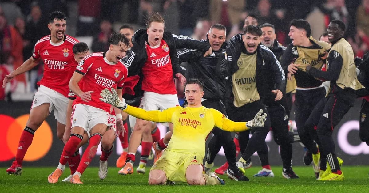 Anatoliy Ttrubin comemorando o gol da classificação do Benfica na Champions League, na virada histórica sobre o Real Madrid