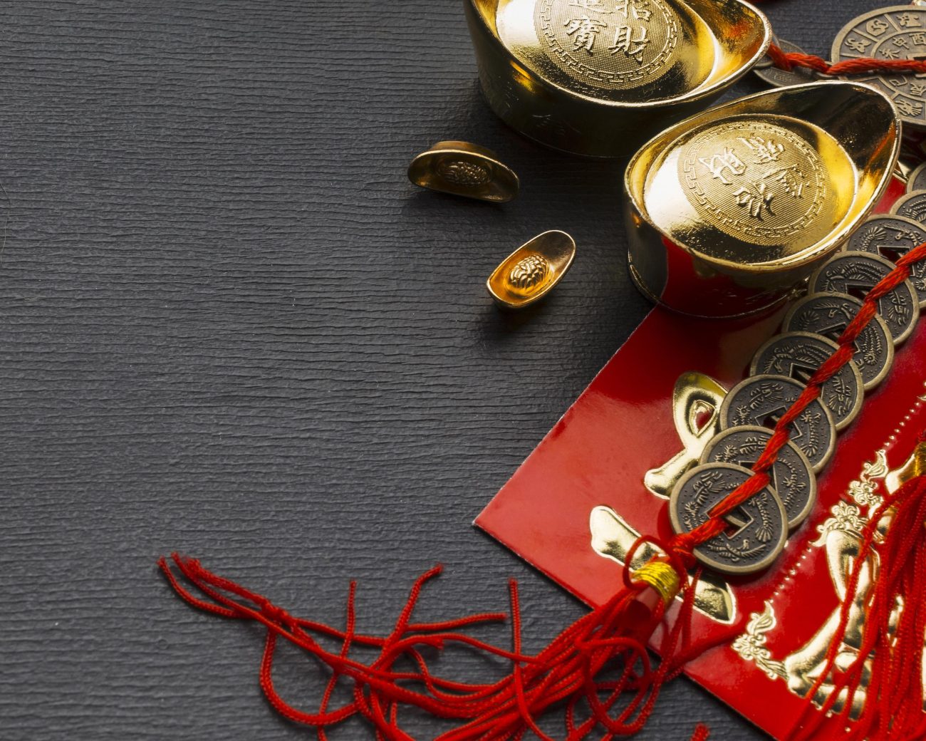 O uso do vermelho e o cuidado com as palavras são as bases para atrair um ano de paz e abundância, segundo a tradição asiática Foto: Freepik/ND Mais