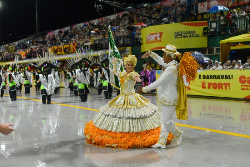 Mestre-sala e porta-bandeira da União da Ilha da Magia trazem entusiasmo para o desfile - Alan Pedro/Jornal ND/ND Mais