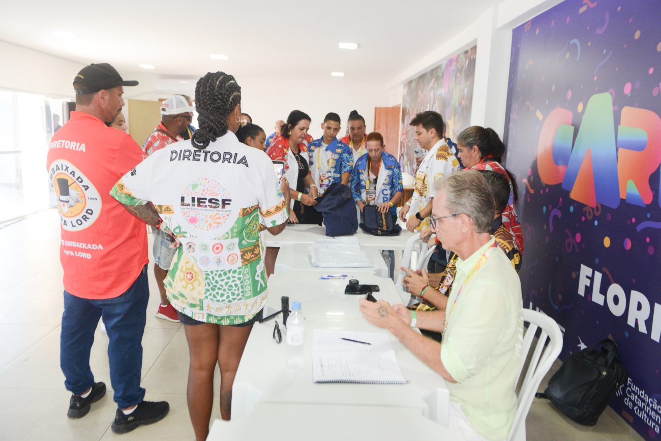 Malotes chegam na Passarela Nego QuiridoFoto: Alan Pedro/Jornal ND/ND Mais