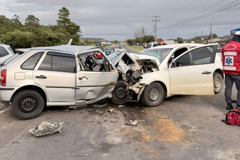 Colisão entre dois veículos Gol mobilizou equipes de resgat - Corpo de Bombeiros/ND Mais