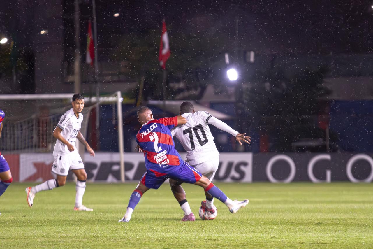 Igor Bolt em disputa de bola na derrota do Figueirense contra o Marcílio