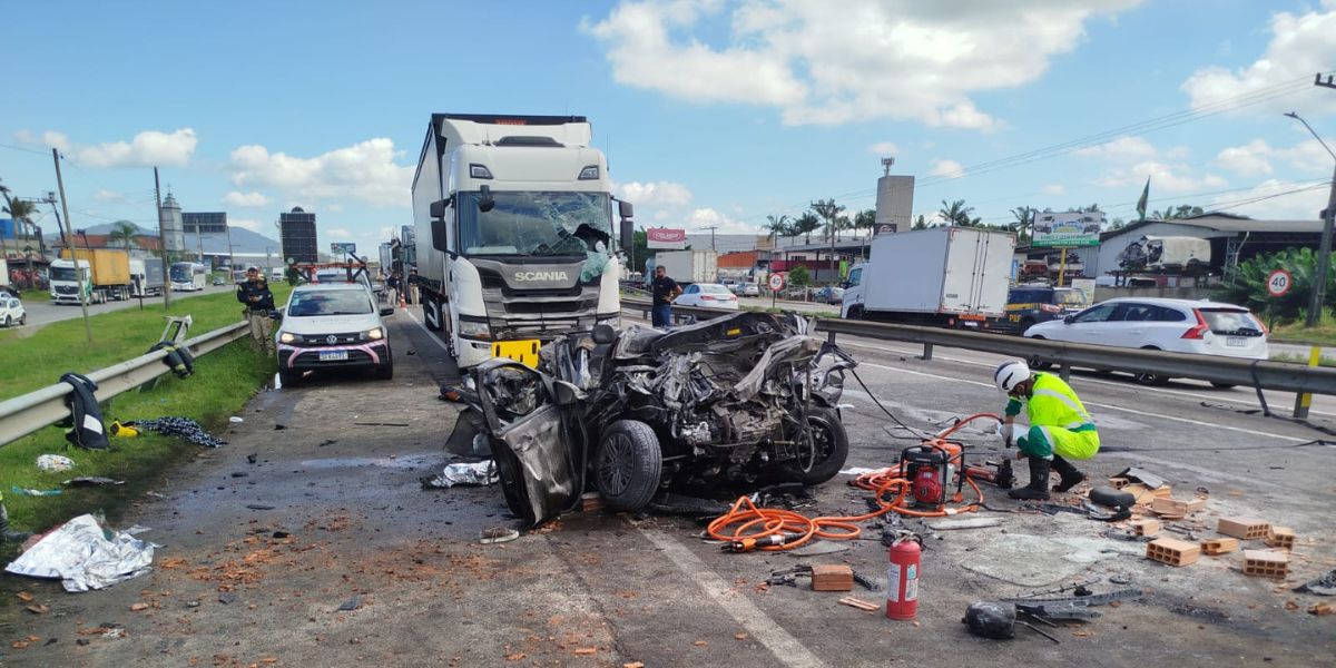O engavetamento que matou os três integrantes da mesma família ocorreu por volta das 8h40, no quilômetro 115 da BR-101, em ItajaíFoto: CBMSC/Reprodução/ND Mais