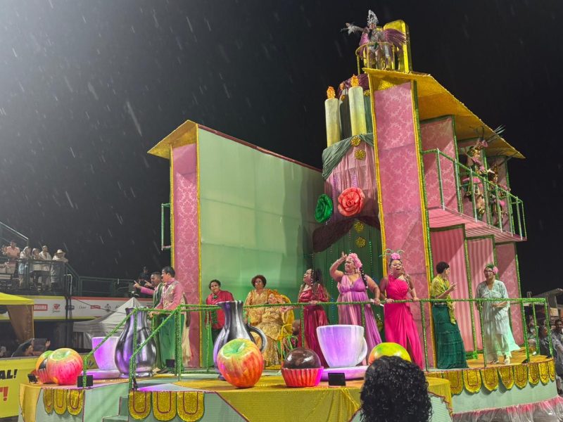 Carro alegórico com a homenageada da noite, Valdeonira - Lídia Gabriella / ND Mais