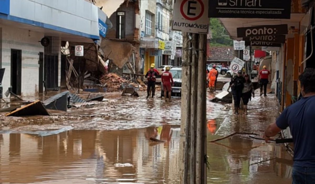 Chuva em Uba - Casa-desaba-Uba-MG