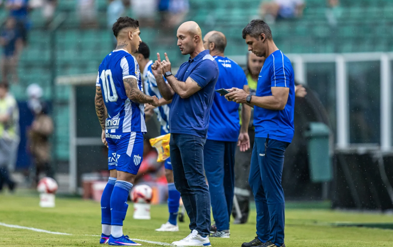 Cauan de Almeida, técnico do Avaí, orientando Jean Lucas na vitória contra o CamboriúFoto: Fabiano Rateke/AFC/ND