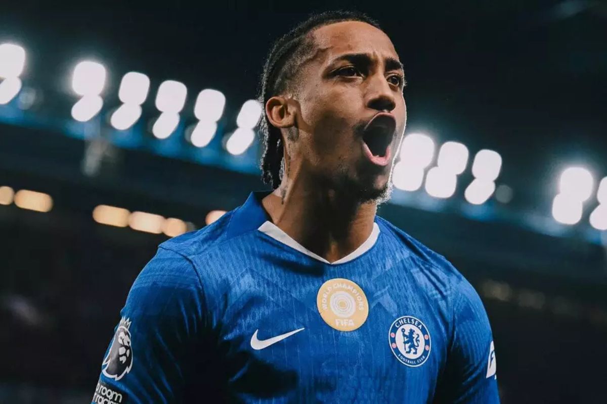 João Pedro, atacante do Chelsea, ficou de fora da lista da Seleção Brasileira que vai disputar a Copa, mas que não gerou tanta polêmica sua ausência