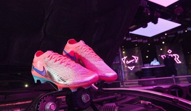 Nova chuteira de Vini Jr. tem predominância da cor rosa - Divulgação/Nike/ND Mais