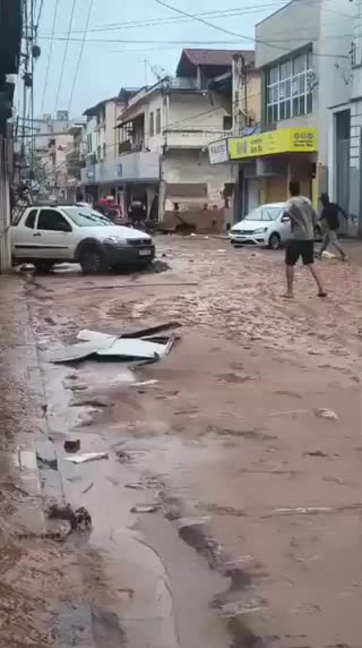 FRAME - casa desaba em Uba - Chuva-Uba-casa-desamento