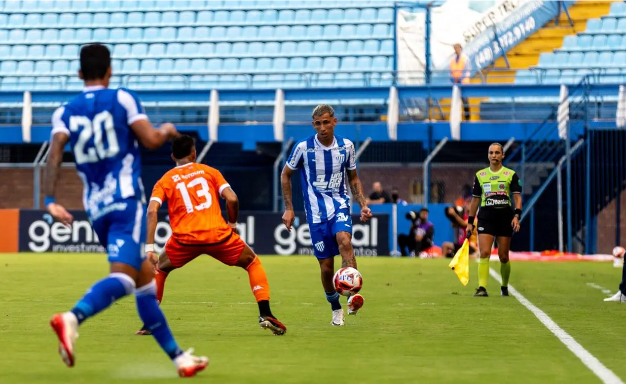 Lateral esquerdo DG e o atacante Gaspar, ambos do Avaí, em jogada de ataque contra o Camboriú