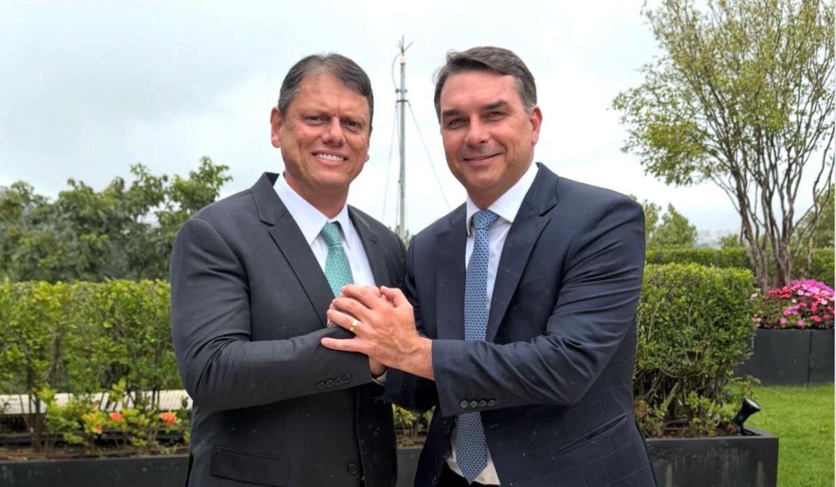 Tarcísio ‘mete atestado’ e não comparece a evento com Flávio Bolsonaro em SP