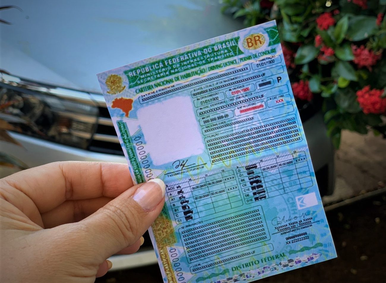 Imagem de CNH em mão feminina