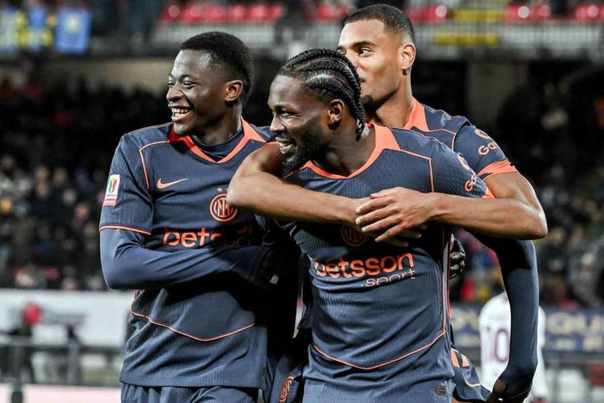 Ange-Yoan Bonny, Andy Diouf e Marcus Thuram comemorando um dos gols da Inter de Milão na vitória sobre o Torino, pela Copa da Itália 