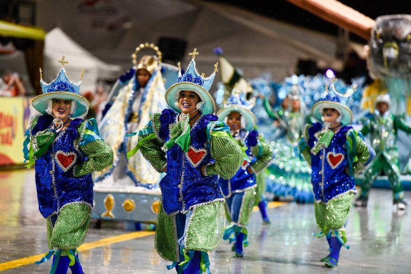 Desfile sob chuva leve traz fé das águas como enredo - Mafalda Press/ND Mais