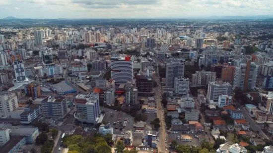 ‘Juros altos e cenário conturbado’: o que explica a queda na geração de empregos no Sul de SC?