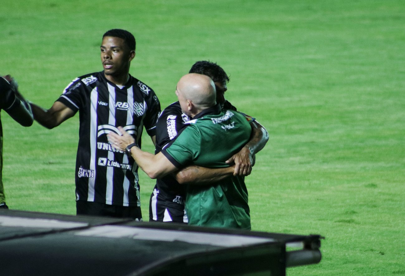 Kayke comemora com o técnico Márcio ZanardiFoto: Rodrigo Polidoro/ND Mais