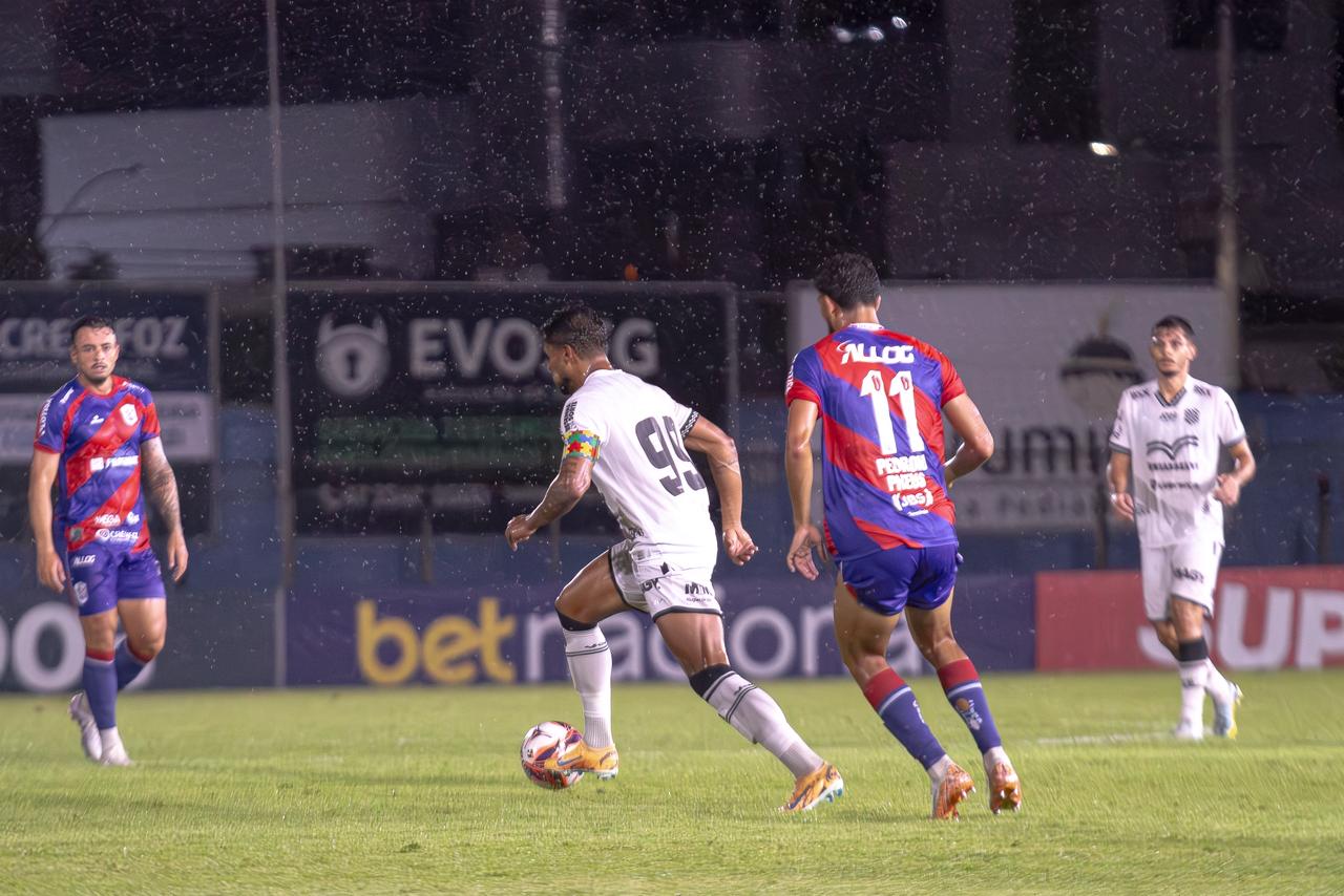 O atacante Kayke do Figueirense teve poca ações no jogo contra o Marcílio Dias
